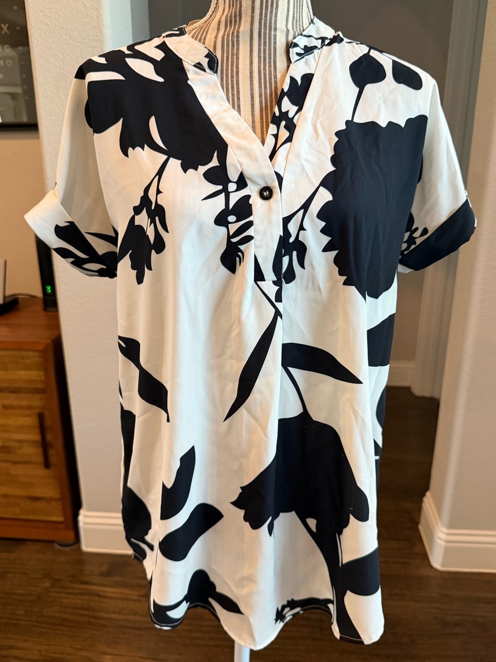 Black & White Floral V-Neck Short Sleeve Blouse - Picture 2 of 14